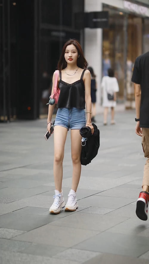 穿搭|街拍黑色背心＋牛仔短裤，简单线条也能有独特的美，这气质绝了