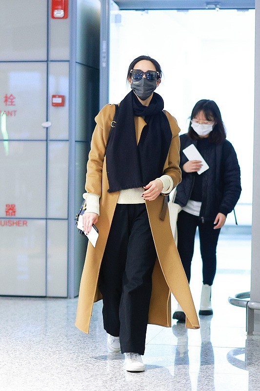 搭配 张钧甯的私服穿搭不出众, 不过棕色大衣配围巾, 看着高级且独特