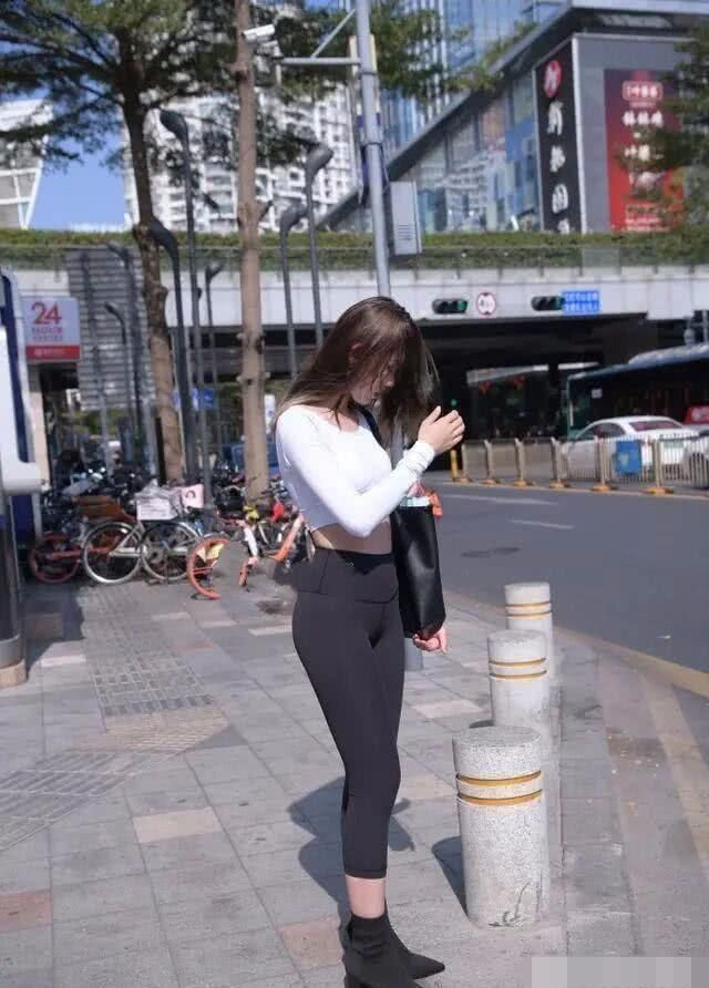 无痕|穿“无痕裤”逛街的美女,引领了街头新一轮的潮搭