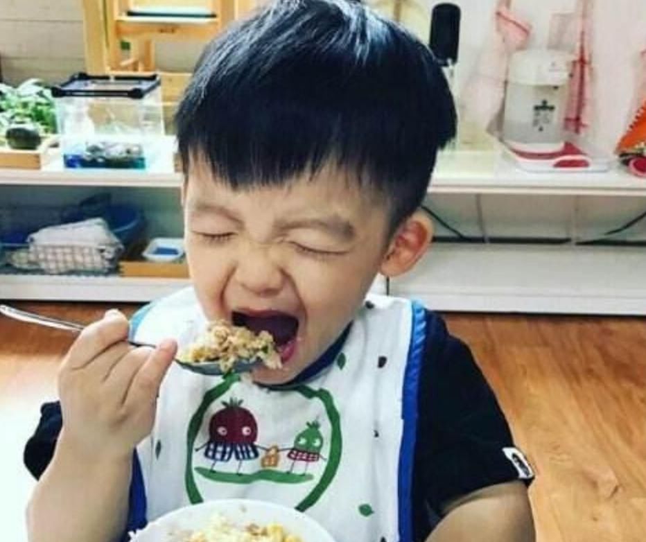 b4岁孩子被鱼刺卡喉,妈妈用这个方法'取刺',医生:优秀的父母