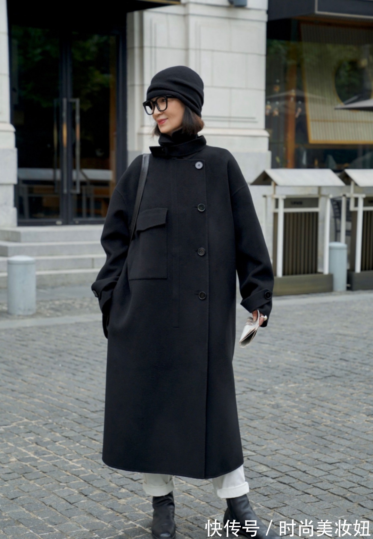 黑大衣|为何你穿黑大衣总比别人土?其实配饰才是关键,提升气质又洋气