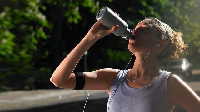 有氧运动|中年男子坚持跑步,虽然瘦了,但皮肤松弛特别显老,多数人中招