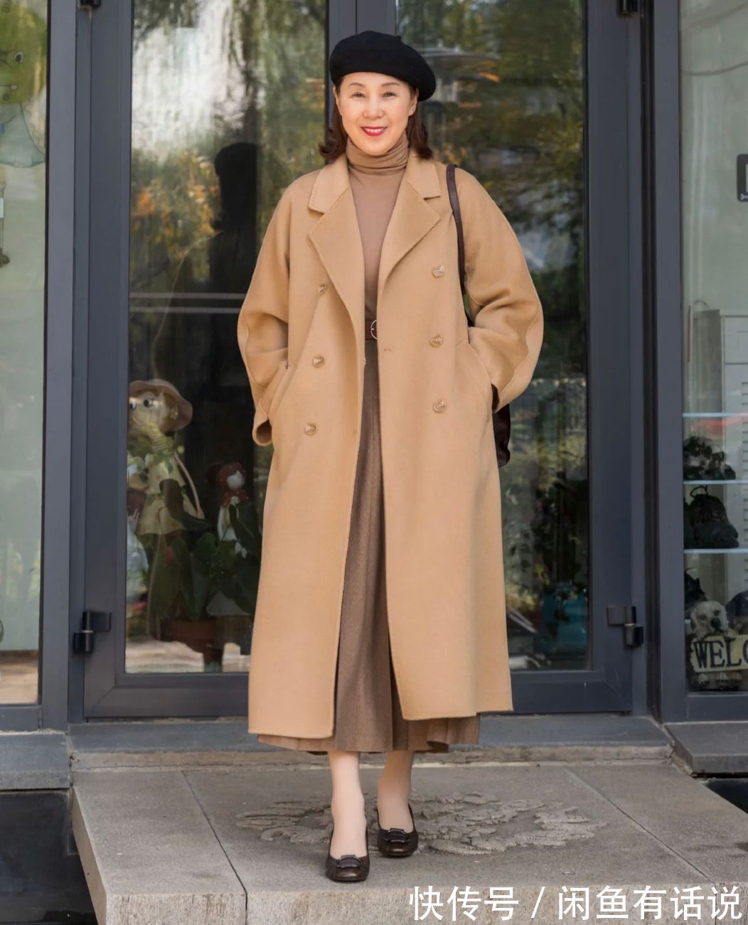 牛仔蓝|上了年纪怎么穿“驼色大衣”?学65岁博主这么搭,优雅减龄又高级