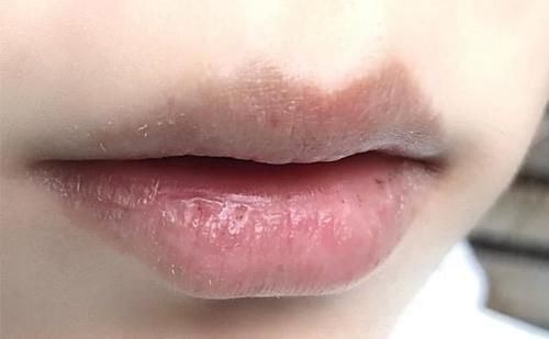 长期不涂口红的女生,嘴巴都成什么样了?看这3点就很明显!