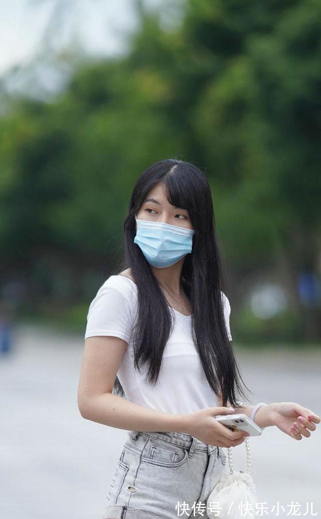 紧身裤 时尚牛仔短裤非常高的出镜率,搭配基础款白T恤,清爽效果非常好