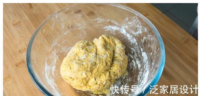 烤盘|红薯最好吃又简单的做法，打入2个鸡蛋，不用加水，出锅金黄诱人