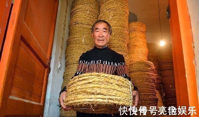 原材料$68岁大爷做1门手艺10年,村民年年免费送原材料,看他咋处理