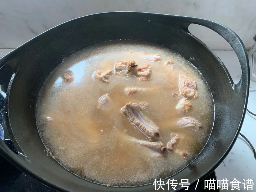 老何说菜丨家庭版红烧排骨，超简单特美味！