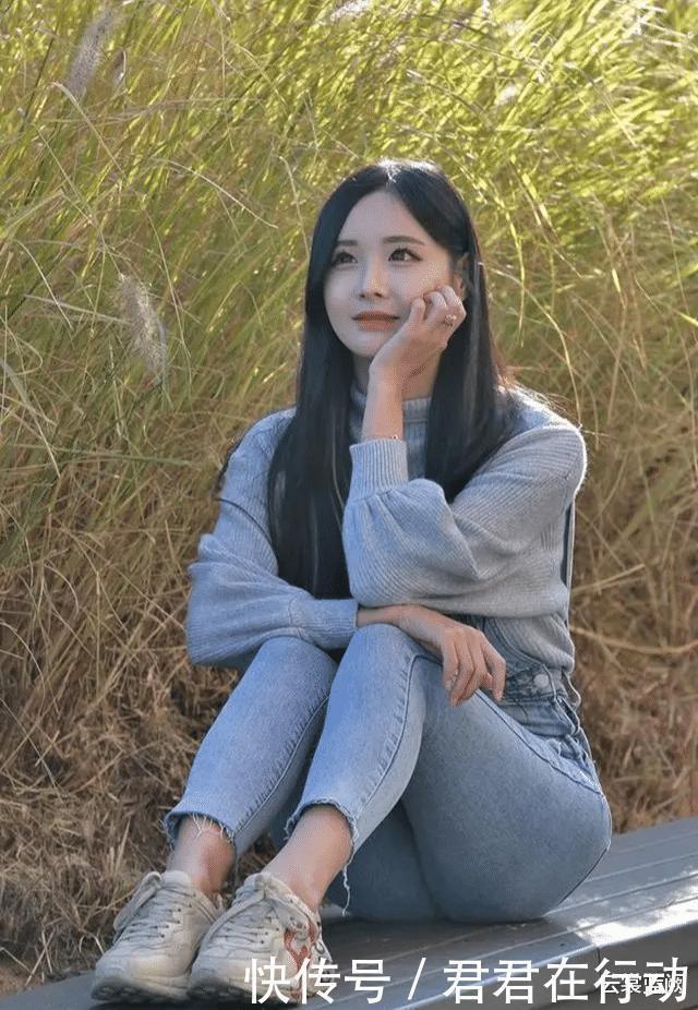 清纯|清水出芙蓉,天然去雕饰,牛仔背带裤配针织上衣的清纯温柔穿搭