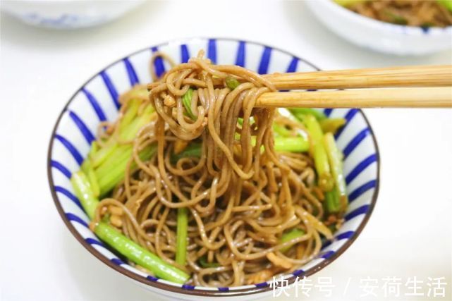芹菜|夏季晚餐不用愁，这样做简单又省事，低脂还饱腹，我家常做