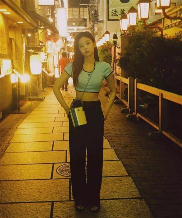 腰部 女人不要再把“衣角”塞裤子了,今夏流行这么穿,时髦显瘦又显高