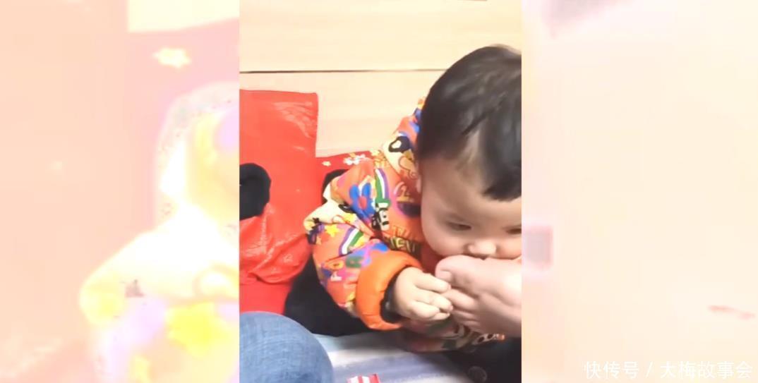 育儿小知识|萌娃帮妈妈脱袜子,还好奇地闻了闻,之后的表情让网友笑岔气