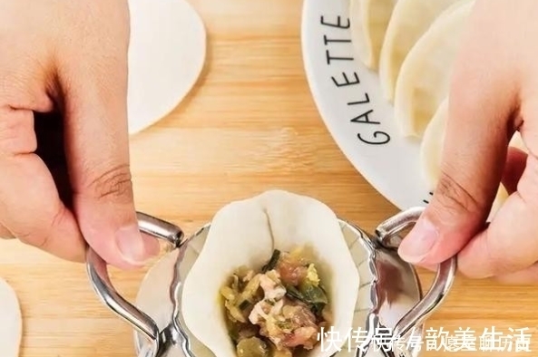 包饺子别只会用手捏，太麻烦了，教你一招，1分钟一抽屉还不脏手！