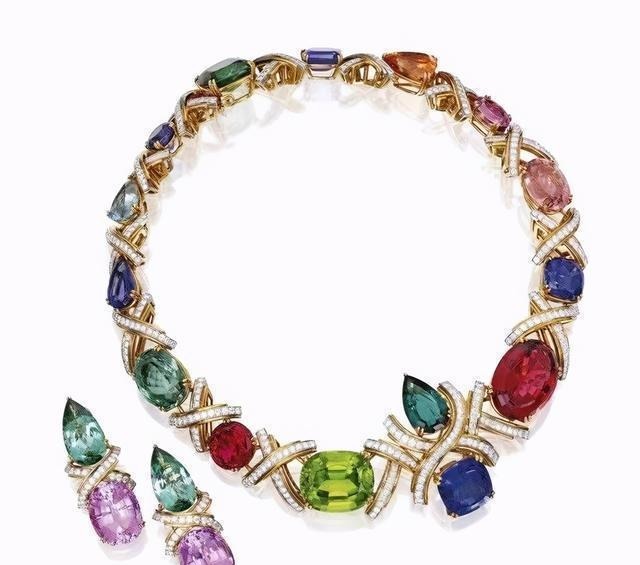 套链 奢华的珠宝套链比项链的做工更难,选石更苛刻,成为最耀眼的存在