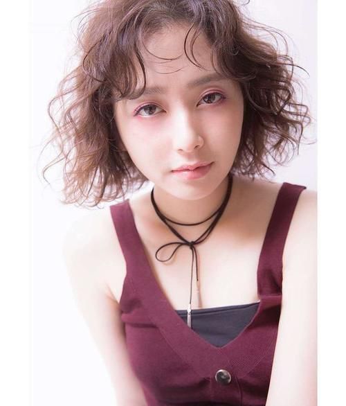 分享六款好看的短卷发，时尚大气灵动感十足，好打理还显脸瘦