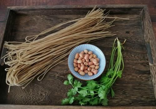 美食精选：酸辣粉，自己在家做，酸辣开胃，5分钟搞定