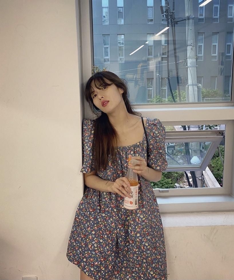 小姐姐|泫雅又飒又美，穿白色背心配高腰的牛仔裤，身材比例出众，真吸睛