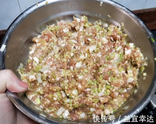 调白菜馅料，白菜别再用盐杀水了，学会这招，饺子鲜香味足，好吃