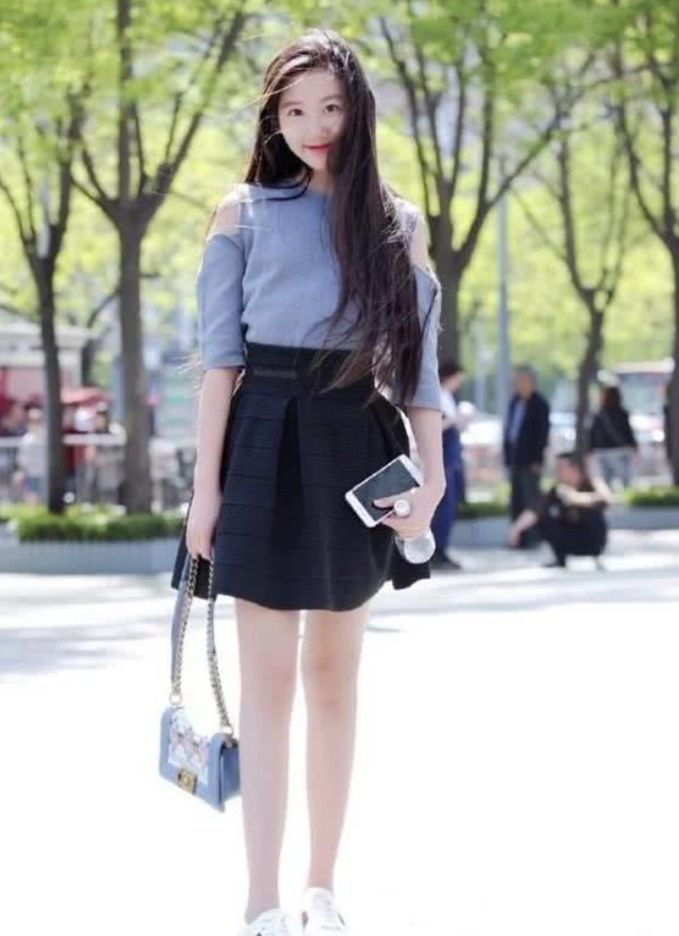 街拍：长发美女塑造着纤细美丽的腰部，显露出成熟女性的性感魅力