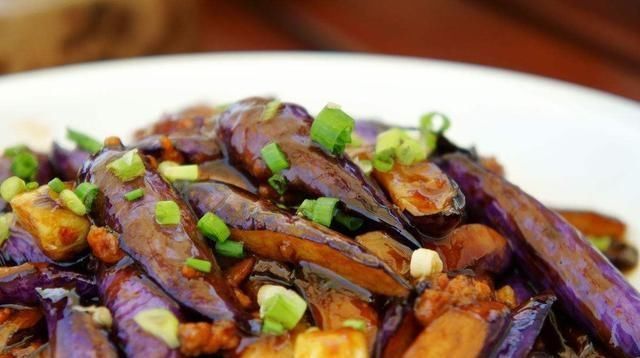 做鱼香茄子时，不要直接下锅炒，多加一步，茄子不油腻，更美味