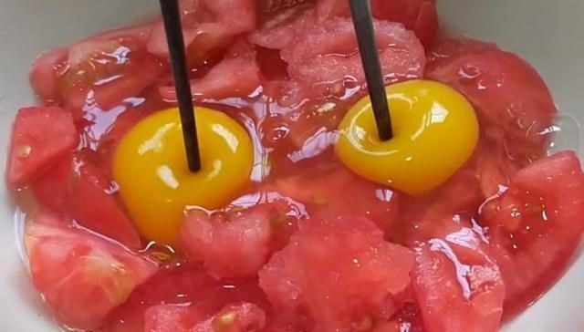 西红柿|西红柿里加2个鸡蛋,不炒不做汤,简单几步,出锅给肉不换,好吃