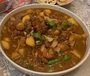 生活中版大盘鸡做法,荤素搭配常有,营养成分美味可口,非常下饭菜,吃不足