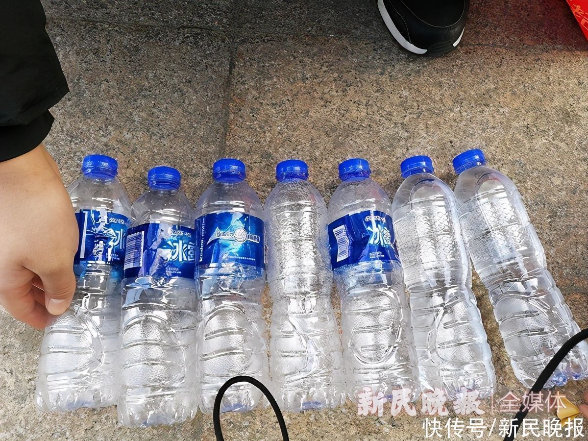 冬日|贝壳酒店大堂销售过期9月饮用水,酒店称“不知已过期”?