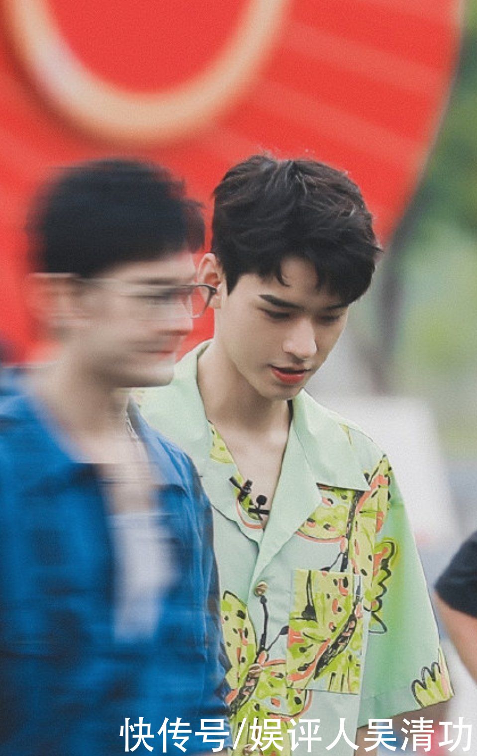 周也|丁真在《中餐廳5》的路透照比龔俊還多？周也當眾摳鼻孔引起熱議