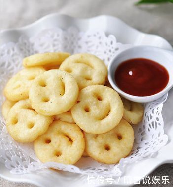 2个土豆,一碗面粉,做出孩子爱吃的土豆饼,隔三差五吃不会腻