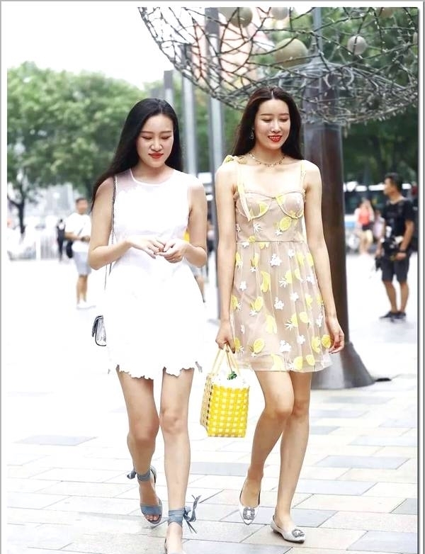 闺蜜|街拍:街拍:闺蜜小姐姐一个纯情一个性感,你喜欢哪个?