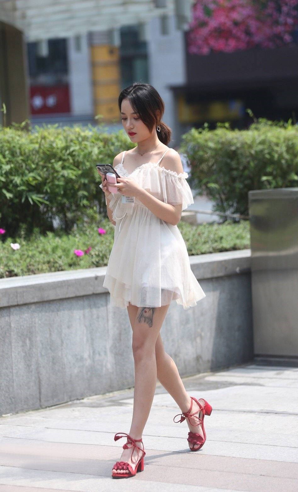 大长腿 年轻的小姐姐,穿白色裙子搭配高跟凉鞋,青春靓丽少女感十足