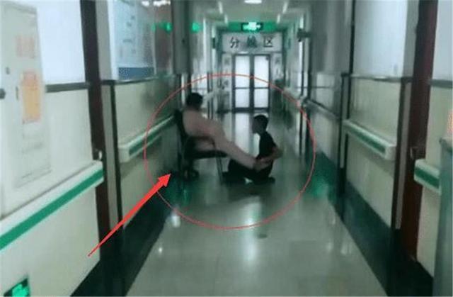 孕妇|孕妈宫口迟迟开不到十指,丈夫暖心举动被护士偷拍,网友:羡慕了