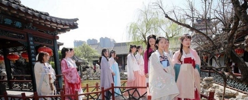 穿着汉服!为何大家反感汉服圈?脚上穿着运动鞋,古今混搭,不算真的有文化