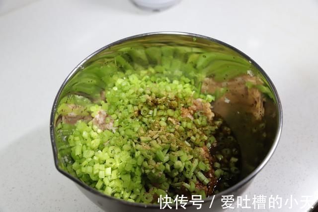 包子|皮薄馅大还流油的肉包子，连吃三个都不够，做法简单一定要学
