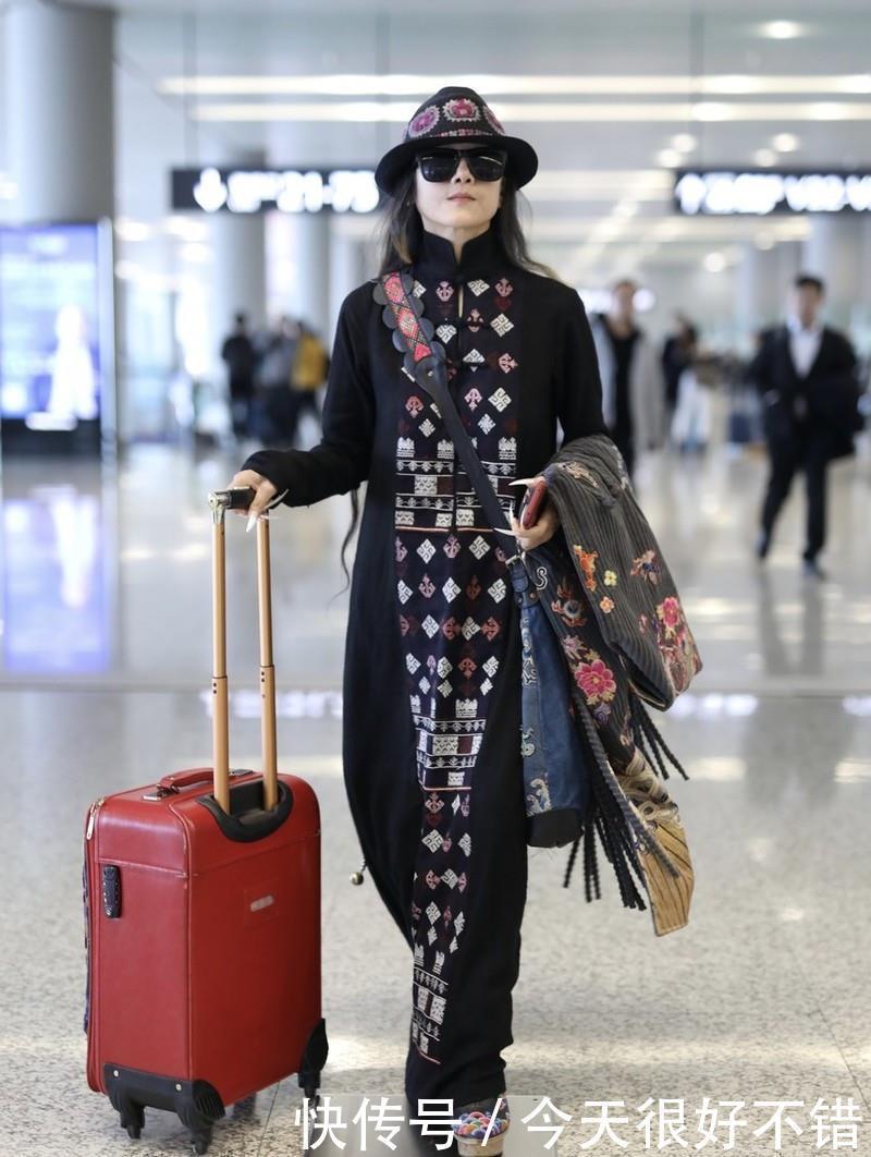 样子|杨丽萍一身刺绣装走机场,盘扣长裙气质出众,这才是艺术家的样子