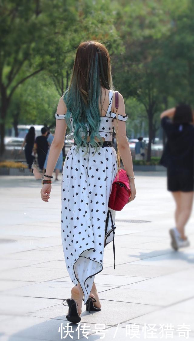 街拍美女:白色吊带裙子,美丽的姿态令人羡慕