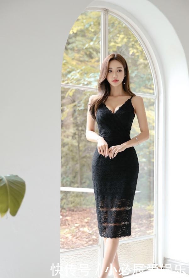 身材|时尚穿搭,黑色性感吊带小姐姐,身材凹凸有致,尽显女神韵味