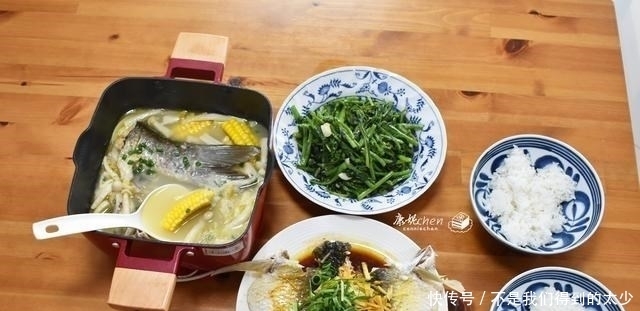 两口子的晚餐,一荤一素一汤,实惠又好吃,吃着舒服,光盘不浪费