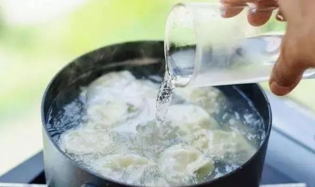 煮饺子时，不要开水直接下锅！多做1步，不粘锅不破皮，爽滑筋道