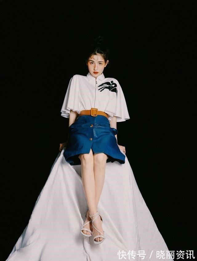 帅气感|哈妮克孜“漫画脸”超上镜!手捧青苹果微低眉,微醺妆惹人怜!