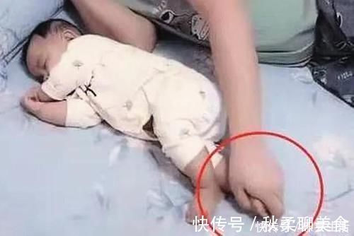 媳妇儿|爸爸陪娃睡觉,醒后发现娃不见了,吓坏了赶紧找,结果自己都乐了