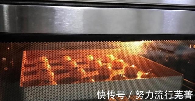 搅拌均匀|酥到掉渣的椰蓉酥饼，一口香酥，两口满足！