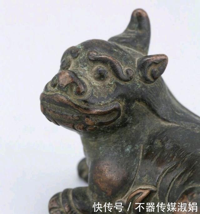 马未都有一件明代铜瑞兽镇,宽吻蒜头鼻,额头还长了个独角