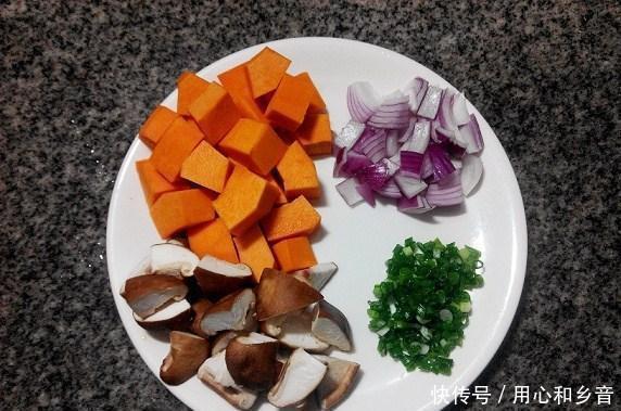 鸡腿|天冷了,就要吃得饱饱的南瓜鸡肉焖饭,不爱南瓜也能吃两碗