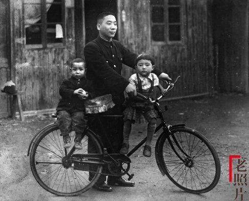 照片|62年拍照帝、50年银行职员相册……老相册里“淘”出的影像史