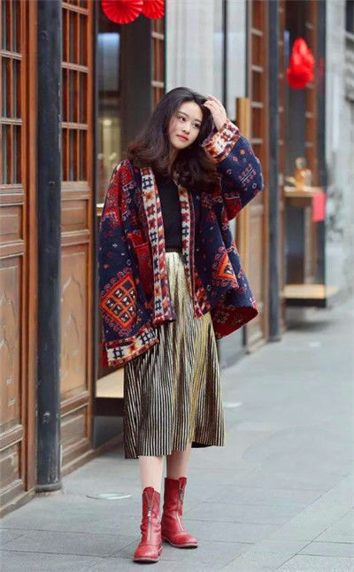 容颜|街拍浅妆容颜的小美女,一身简约时尚的穿搭打造出高贵典雅的女神范