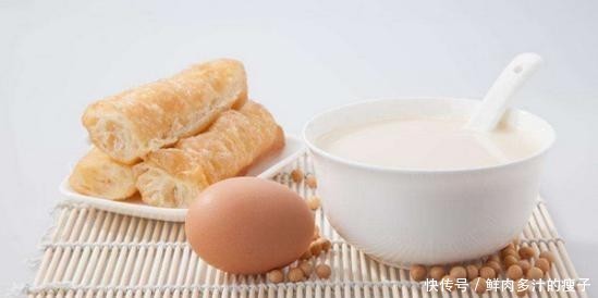  骨质疏松|转告家人：牛奶和“它”搭配，每天这样喝，骨骼也许更好些