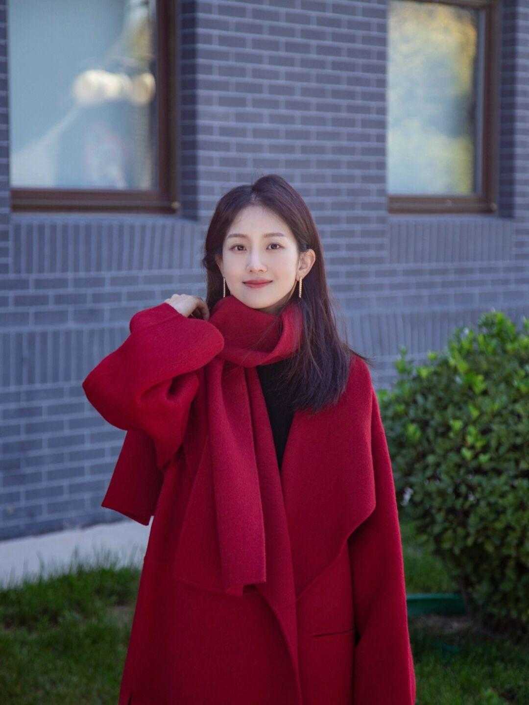 不过膝 降温了,红色大衣竟然这么气质,一看就离不开的穿搭,喜庆又显白