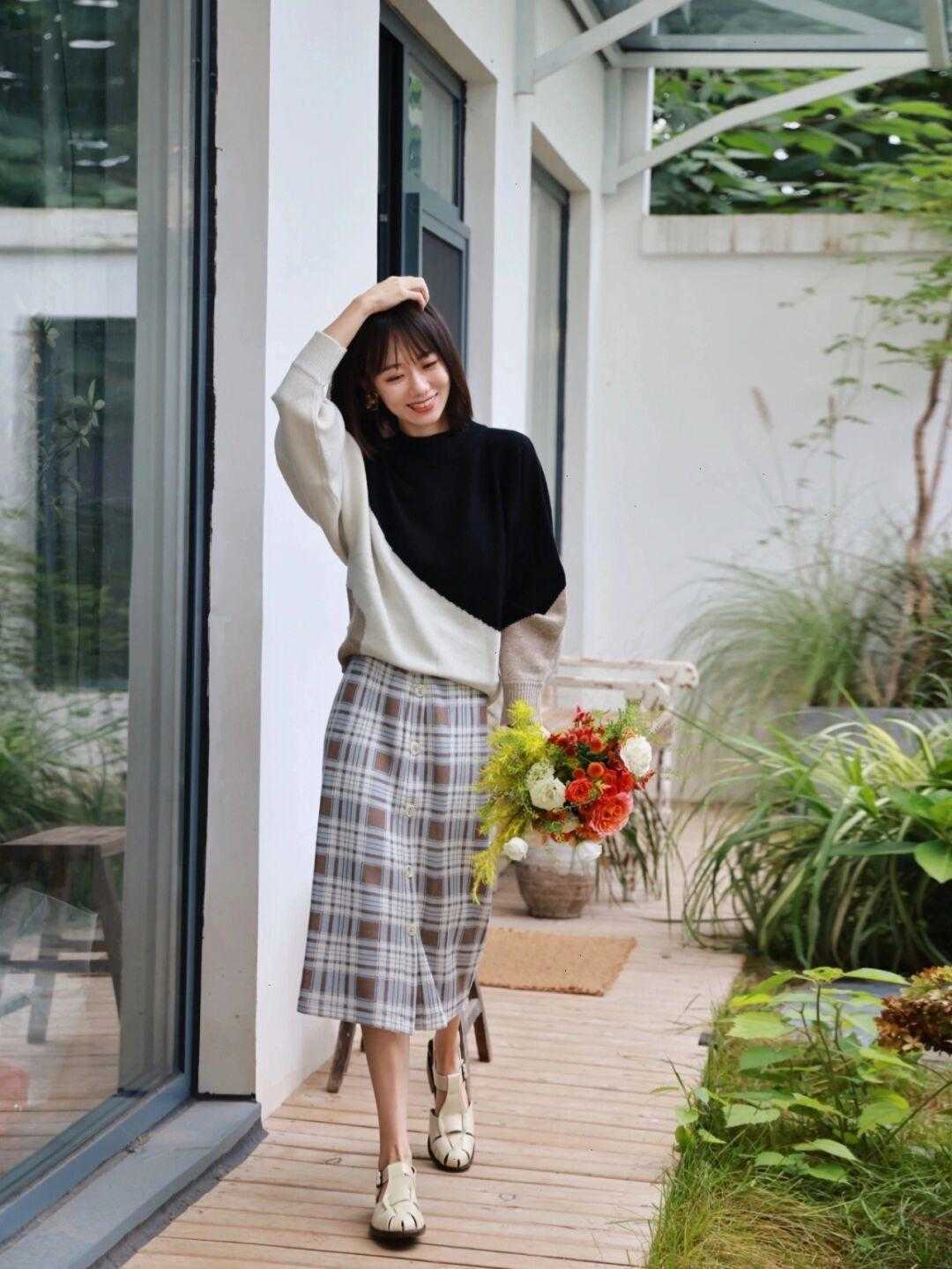 蕾丝|今年流行的毛衣+半裙,简直被这些时尚博主穿火了,太时髦了