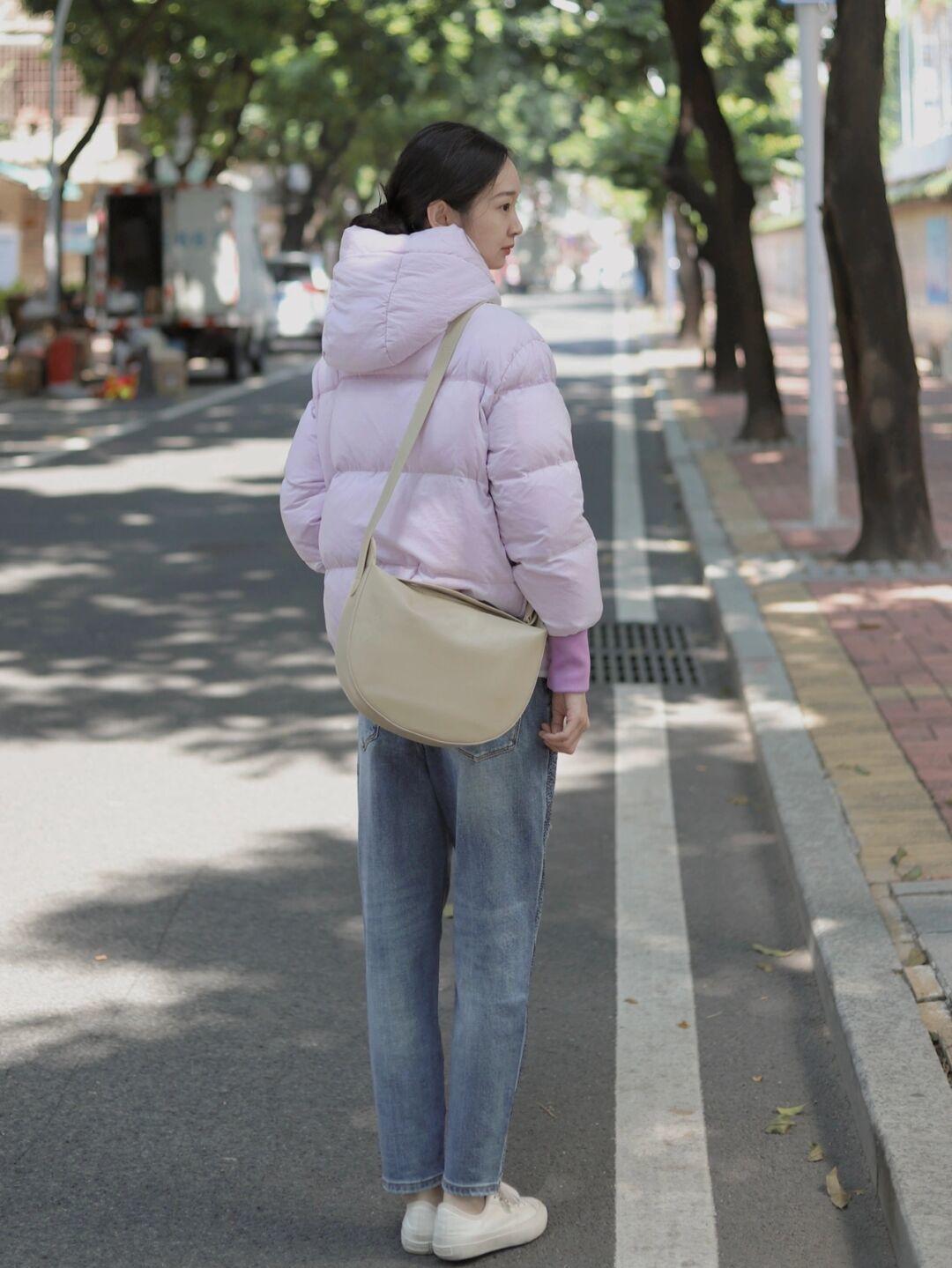 牛仔裤 普通女生也能够穿出时尚感,浅紫色短款羽绒服+怀旧感牛仔裤,干净又整洁!